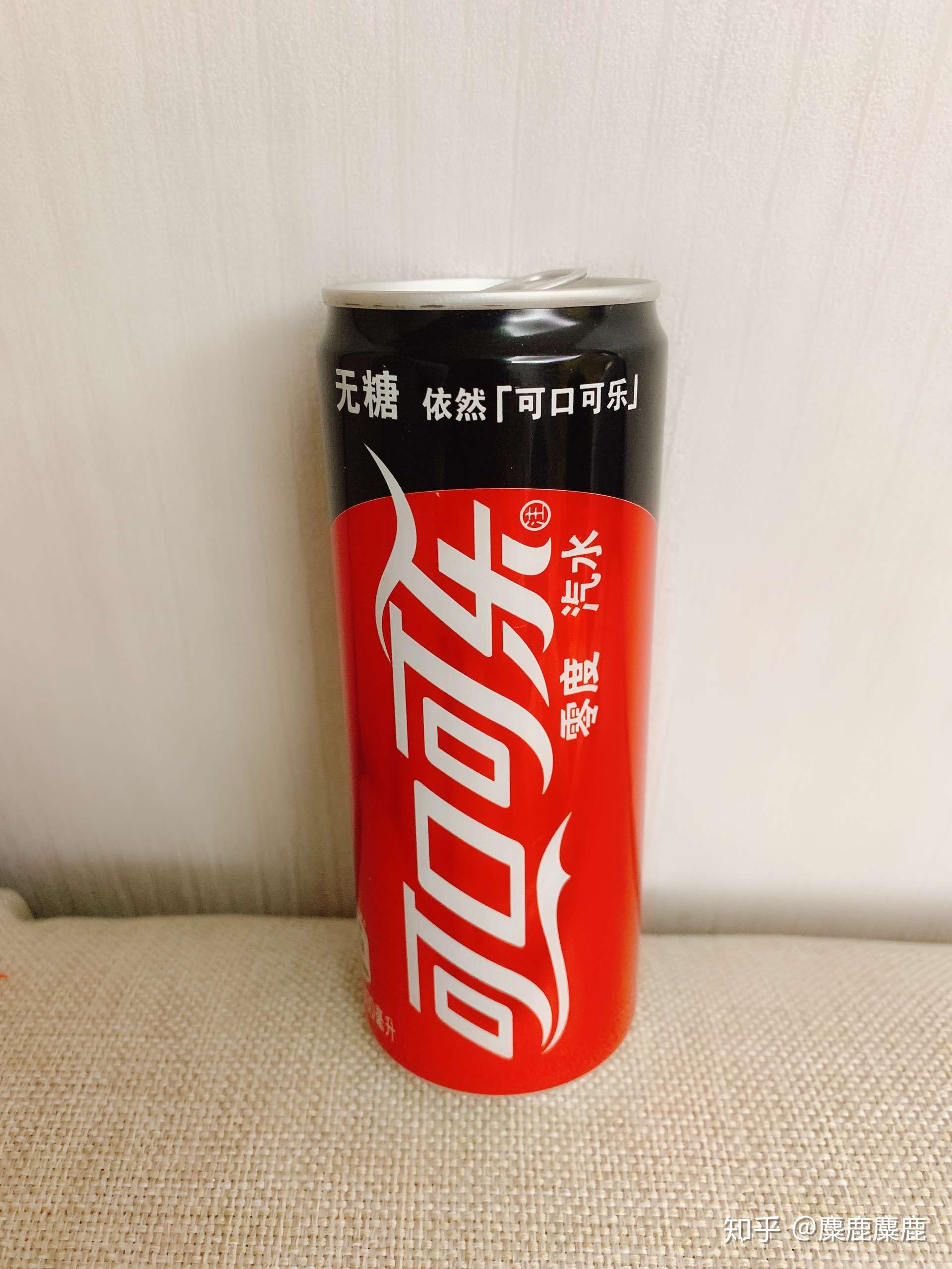 正巧吃饭喝了一罐可乐,发现这铝罐挺好看的,给它拍了个特辑.嘿嘿.