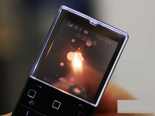 两年后联想推出了彩色显示的透明屏幕手机s800