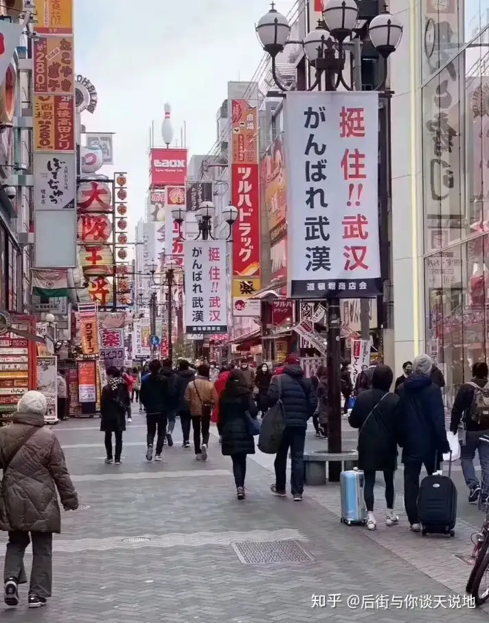 山川异域，风月同天。岂曰无衣，与子同裳