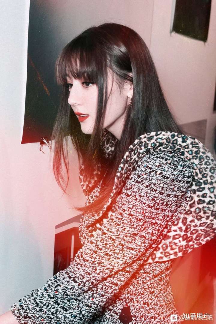 迪丽热巴吧,以前觉得她很好看,后来我实在没办法处理好前女友和现女友