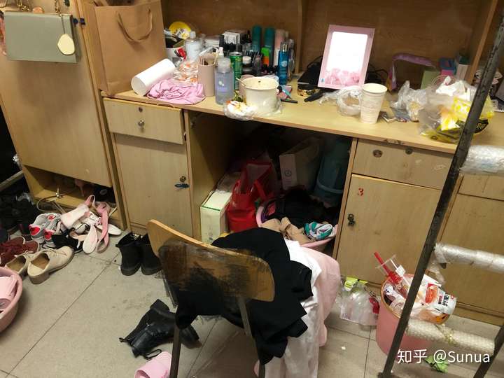 你见过大学里最乱的宿舍?