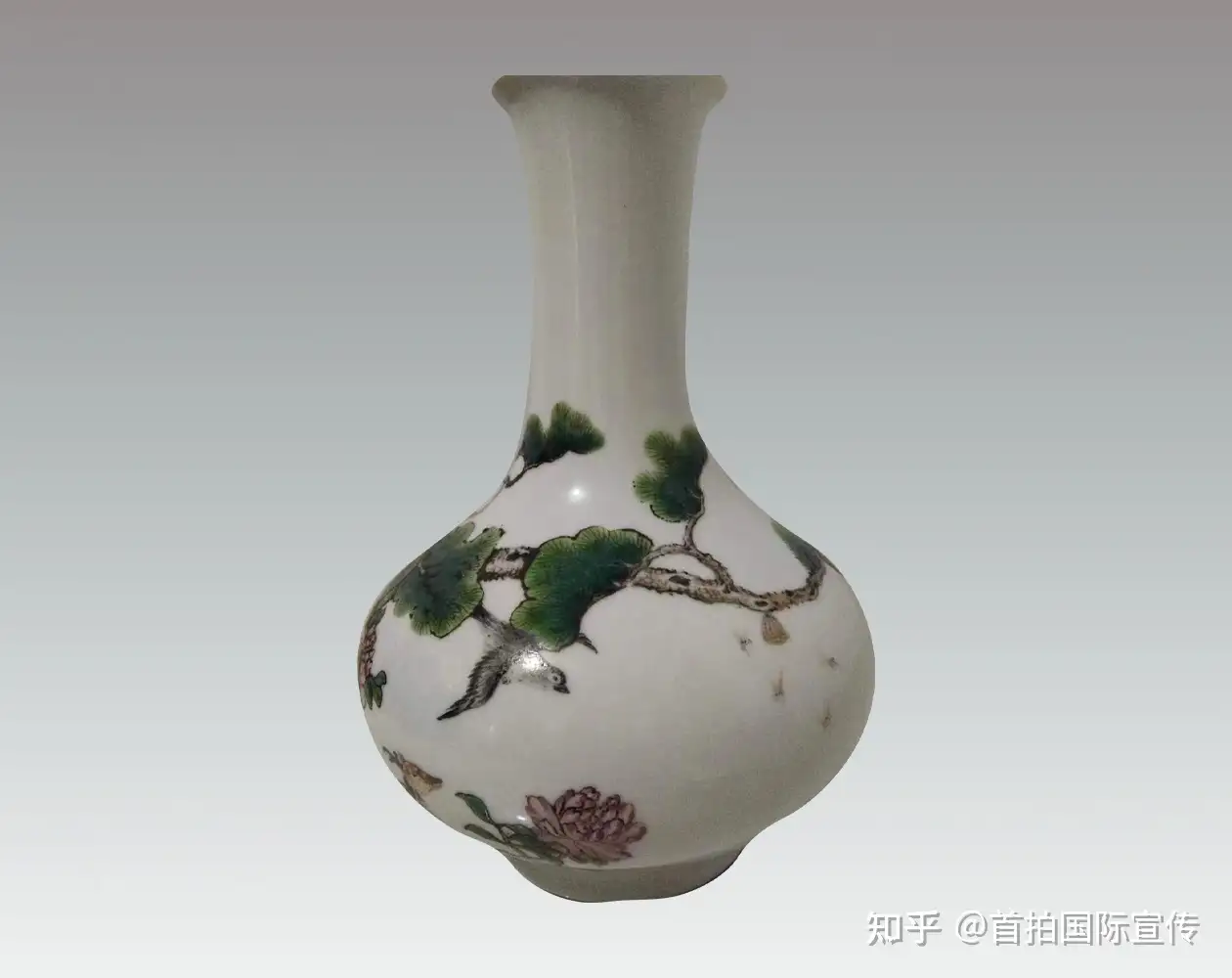 □清雍正年製款緑地琺琅彩花牡丹花鳥紋天球瓶一対□高さ33ｃｍ 直径 