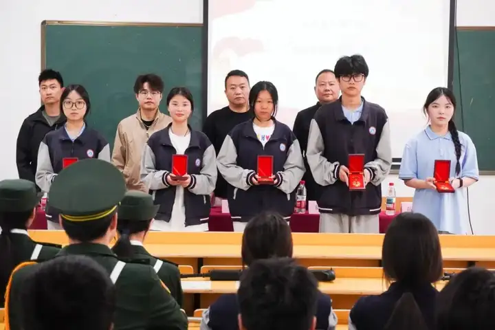 【红色校园】护旗薪火传使命 青春热血启征程 | 塘栖校区国旗护卫队交接仪式圆满落幕！(图17)