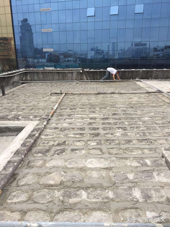 听朋友说,保温层和防水层之间会有一根铸铁管用来排水.是这样的吗?