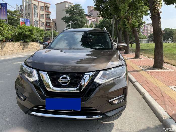 大骏停再路边,在阳光