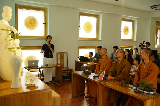 北京时间2017年8月16日,贤二机器僧英文对话上线启动仪式在北京龙泉寺