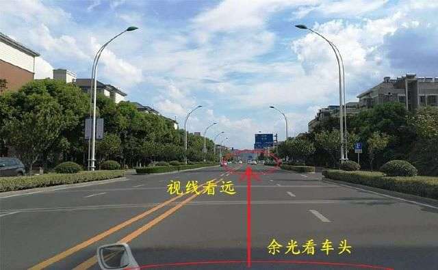 开车时把视线放远一点 保持直线行驶最有效的方法.