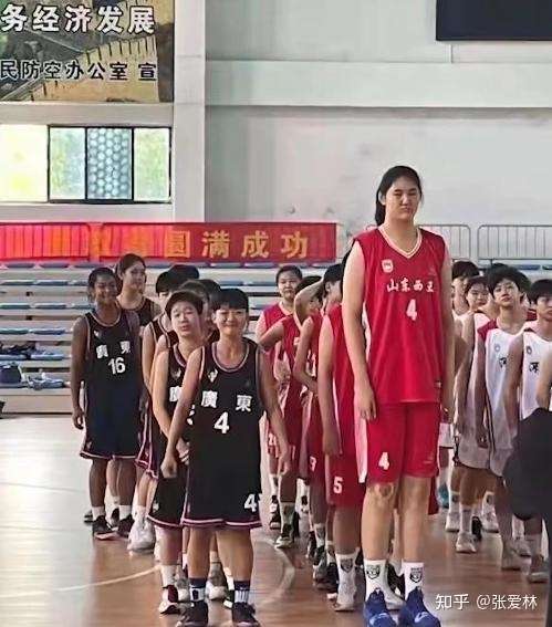 上海14岁山东女孩身高2米26，山东大葱表示：这没啥