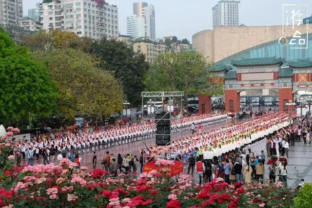 重庆实力宠粉：五一举行升国旗仪式，为了游客再次封桥封路