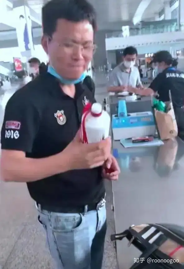 带茅台酒乘高铁过安检被拒 男子当场把酒一饮而尽称喝下的是人生