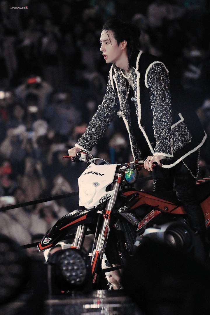 有没有王一博骑摩托车图片?