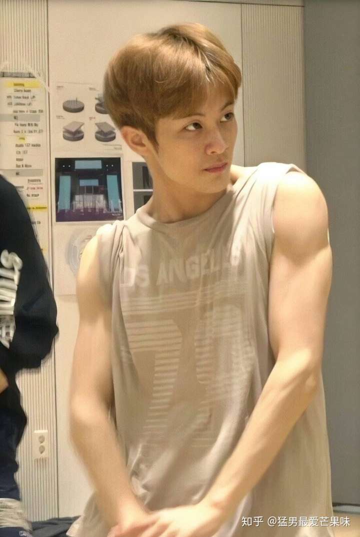 韩国有哪些人设明显是假的的爱豆?