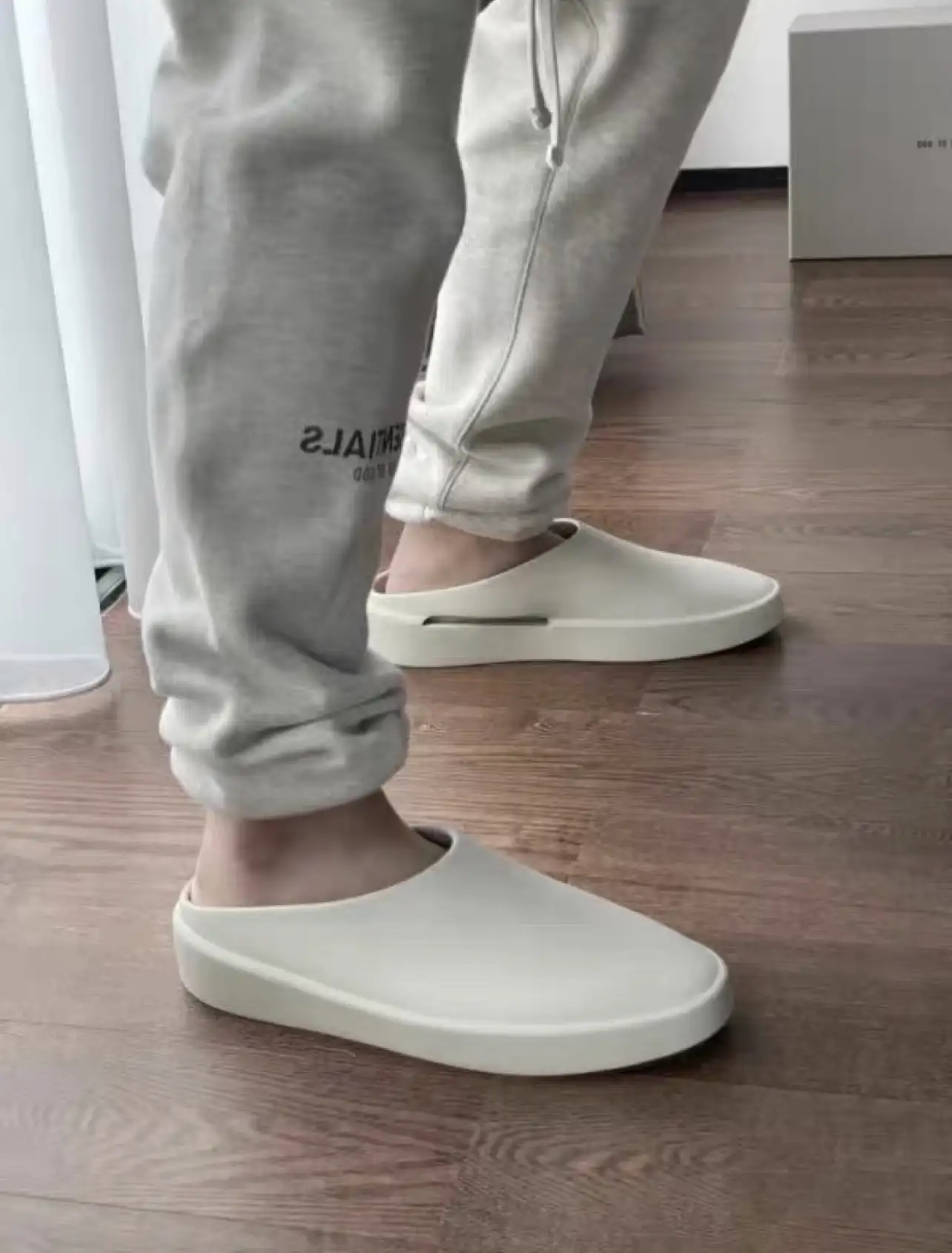 敬畏上帝Fear Of God The California Slip-On Slide Cream 水泥灰半拖