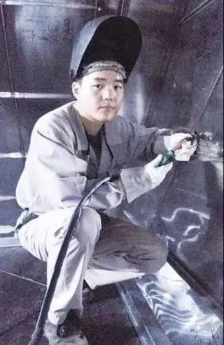 获得荣耀:曾荣获全国技巧能手是中国广大"造船工匠"的典型人物,不但是