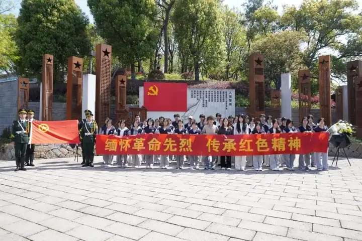 【红色校园】鲜花祭英烈 薪火永相传 | 塘栖校区开展清明祭扫活动!(图1)