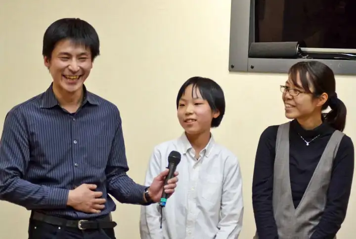 Kobayashi Izumi with her husband and younger daughter Cho Koharu after Koharu became a pro, 2022  (Image credit: zhuanlan.zhihu.com)