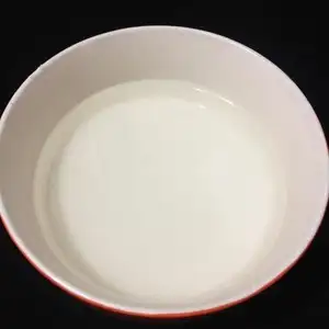 把肉洗净并切成刀背厚簿的片,用1克盐和5ml料酒腌制二十分钟.