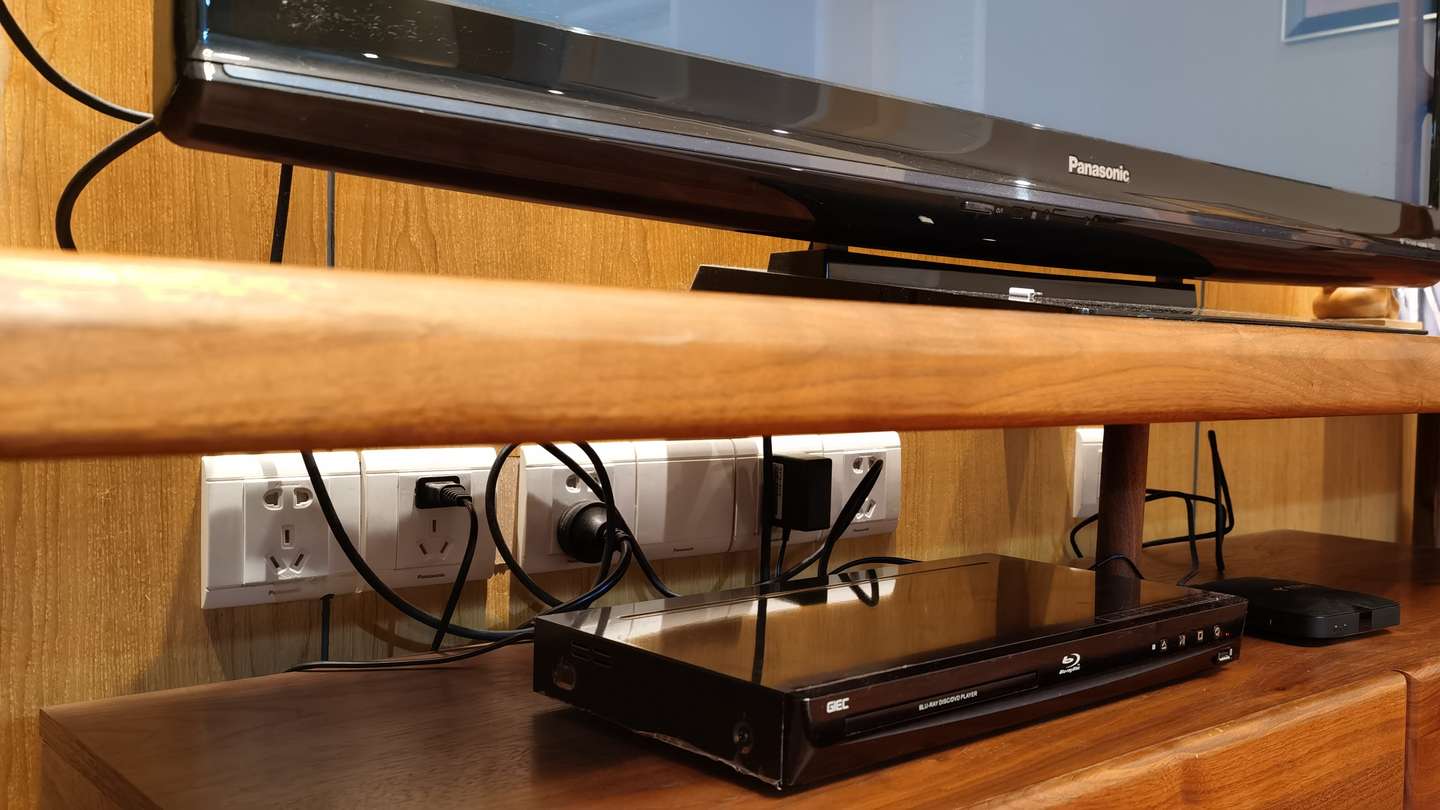 电视柜插座低于电视柜台面，减少视觉压力