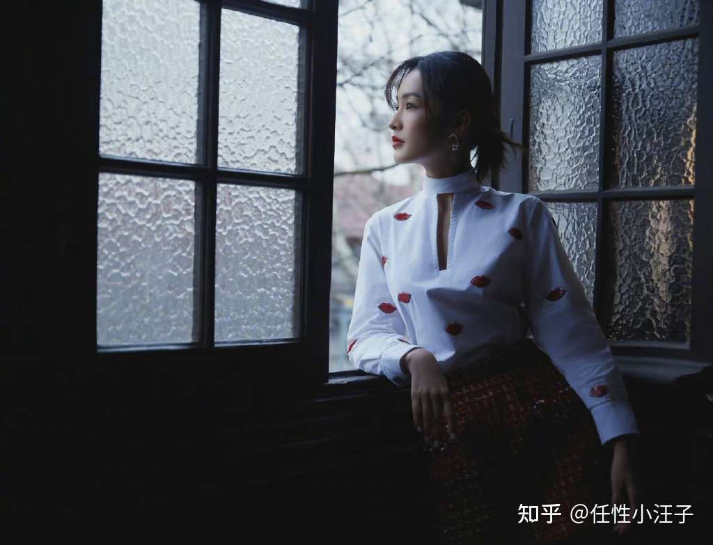 李沁一袭红裙白衫的春日穿搭 浪漫优雅 尽显甜美气质范 知乎