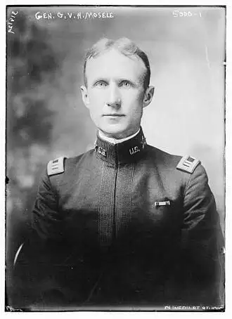 在kx里面莫斯利作为美利坚立宪共和国陆军部长登场,美利坚立宪共和国