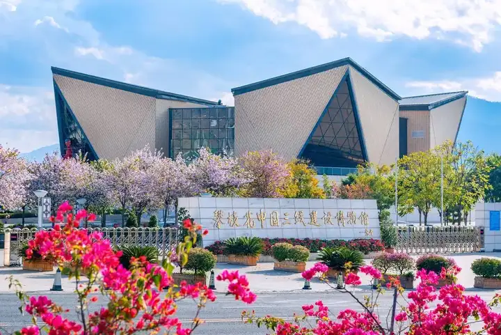 恰风华正茂 重走三线路｜跟随阳光的脚步，追忆激情燃烧的三线岁月