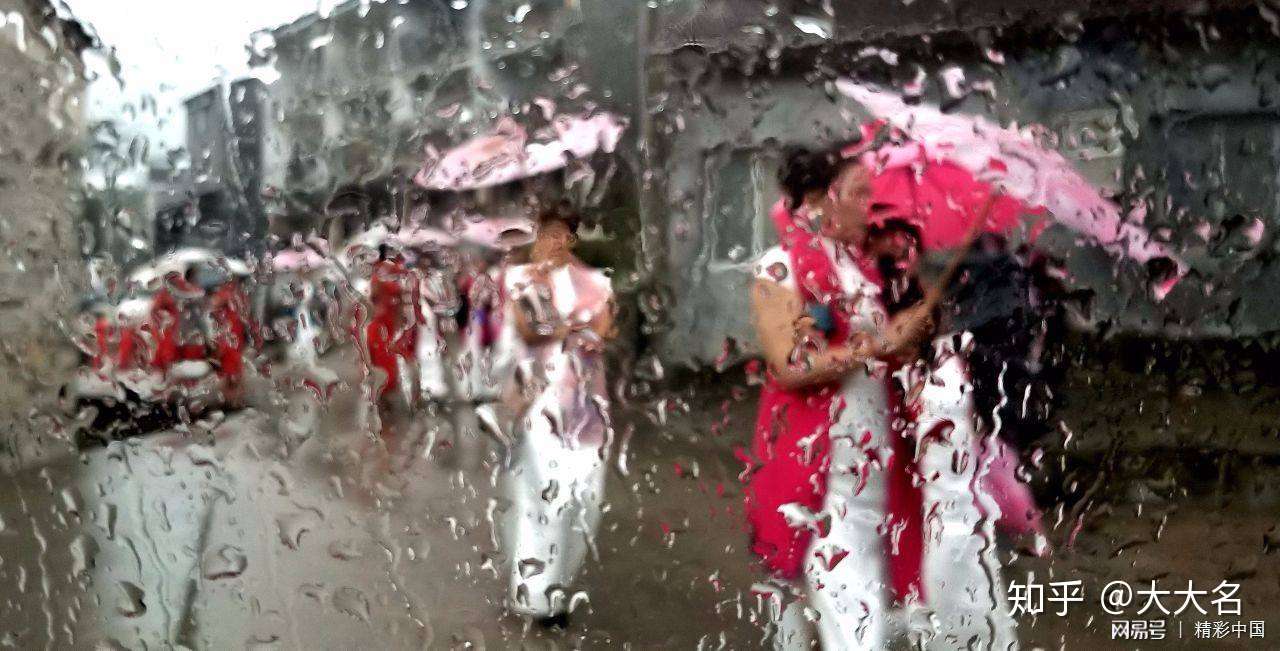 婚礼这天 室外的典礼中下着蒙蒙细雨 天气出奇的冷 此情此景你要如何组织漂亮的开场白向新人和来宾表达 知乎