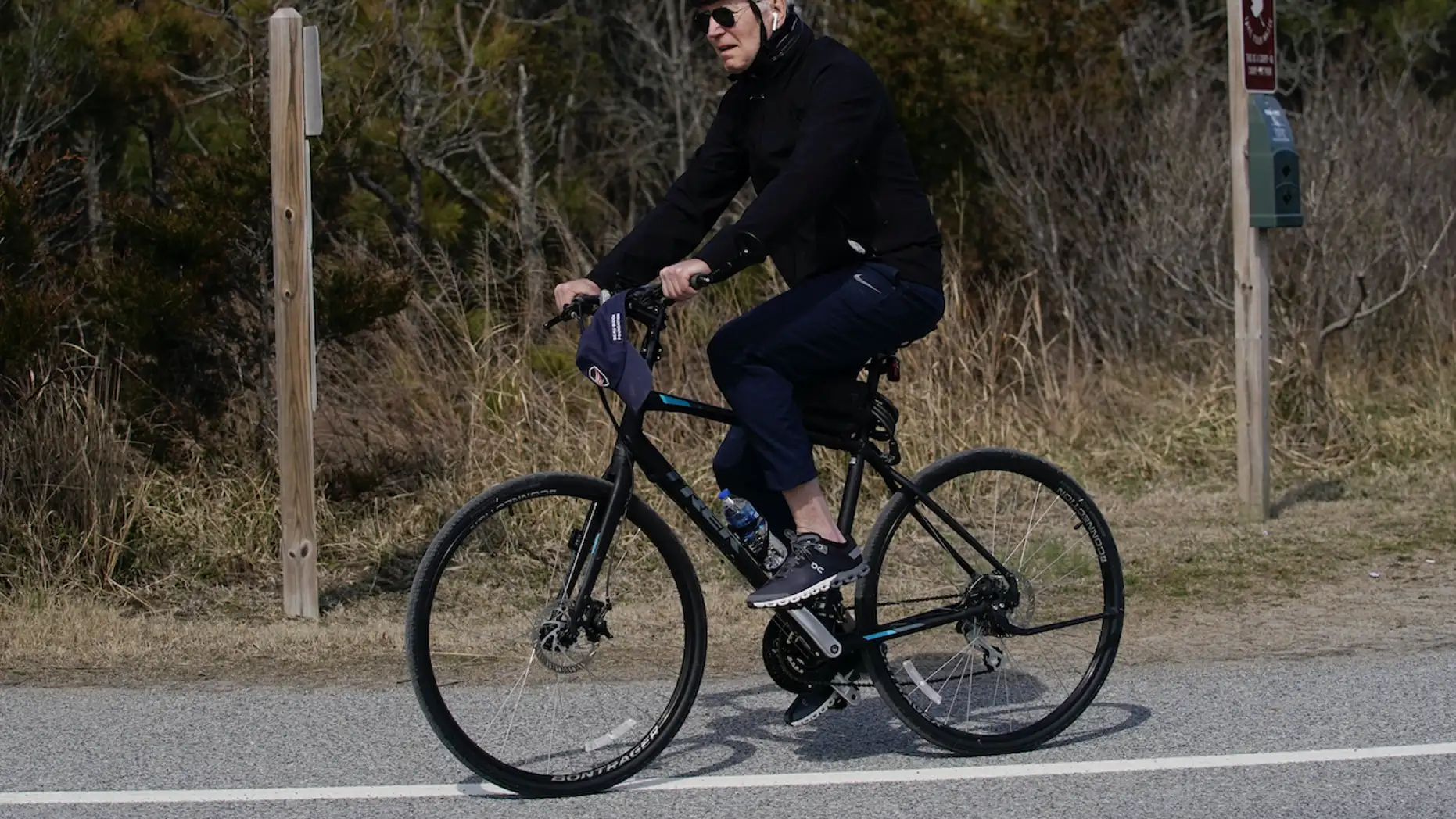 骑的自行车是trek崔克 fx 1 disc,也是美国总统御用的单车品牌.