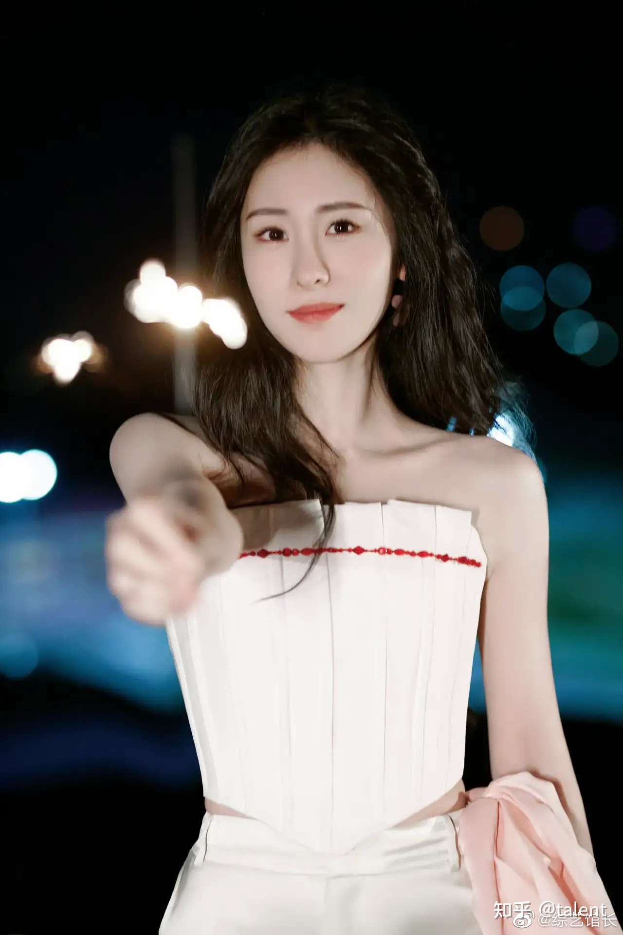 在soul上看到张碧晨工作室发布了张碧晨最新造型白色抹胸上衣搭配白色