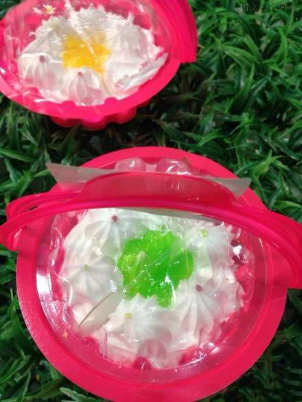 小时候吃过的奶油蛋糕 粉色的塑料盒子?