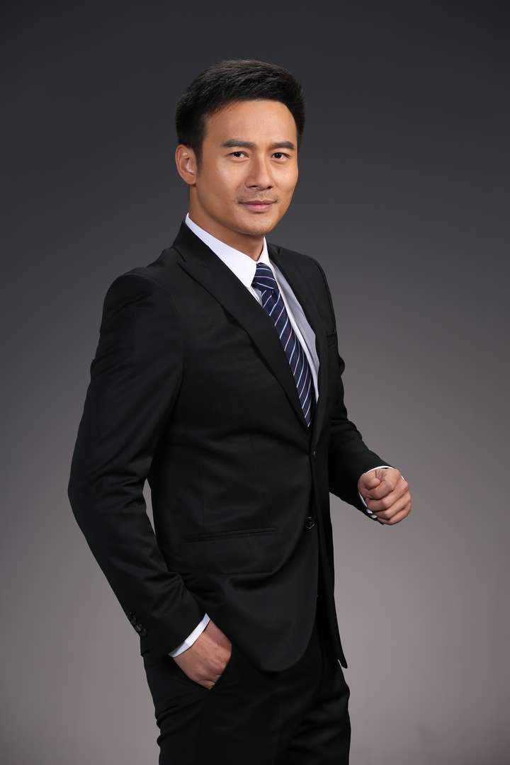 北京哪里有口碑很好的职业照(深色背景侧身照)照相馆?