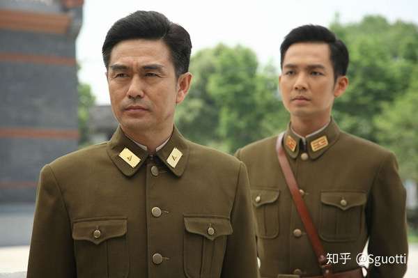 阿初被抱进了上海富商荣家,地位卑微,却因陪读的大少爷归国后成为