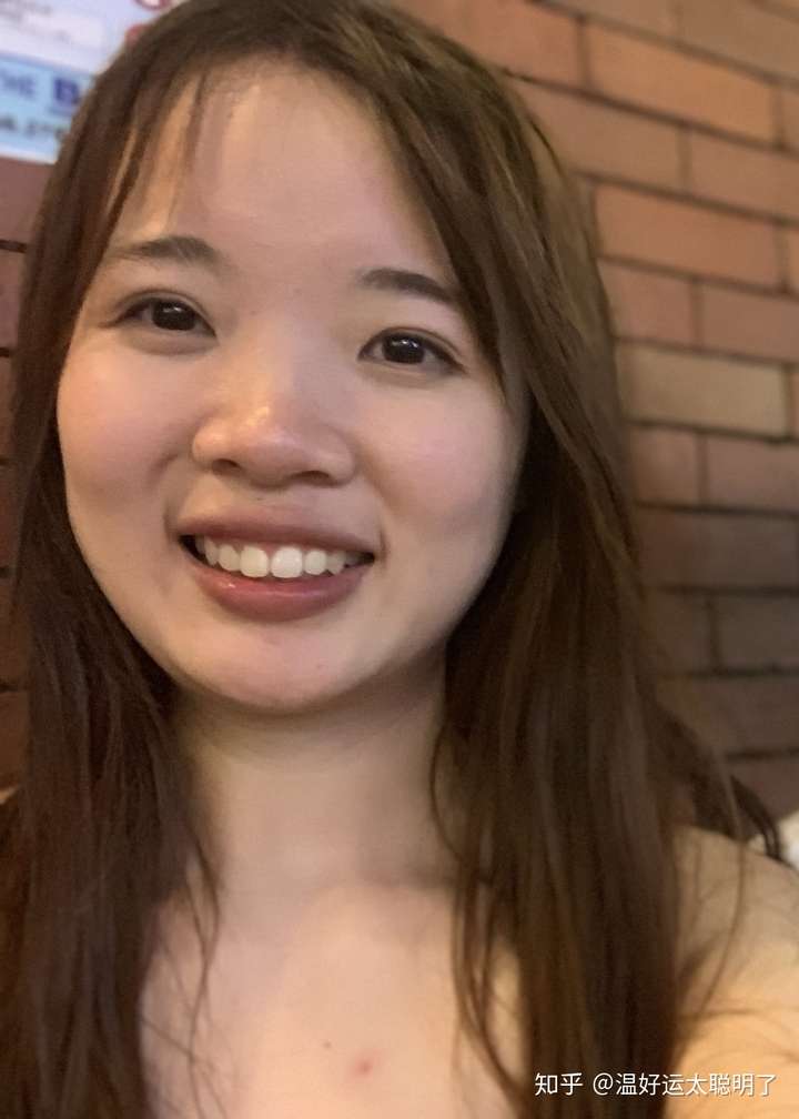 拍照出来脸歪,眼睛也不一样,可能本来就眼歪嘴斜吧,在动车上怒答一波!