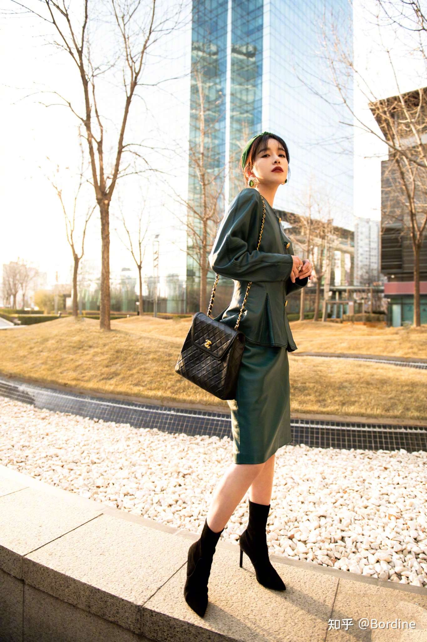 阚清子穿着绿色的服装单品 带着复古风的气质 更有清新和优雅 知乎