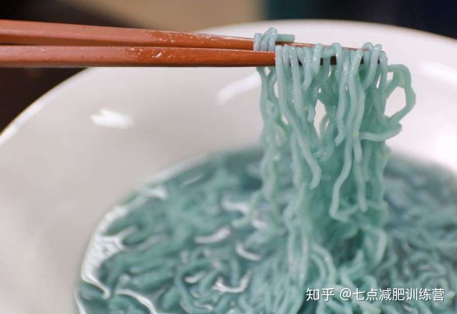 减肥奇葩招数 蓝色的食物抑制食欲 知乎