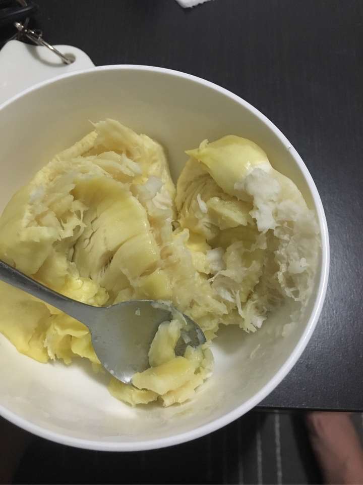 今天刚用微波炉加热了不熟的榴莲肉～好吃～别有一番风味