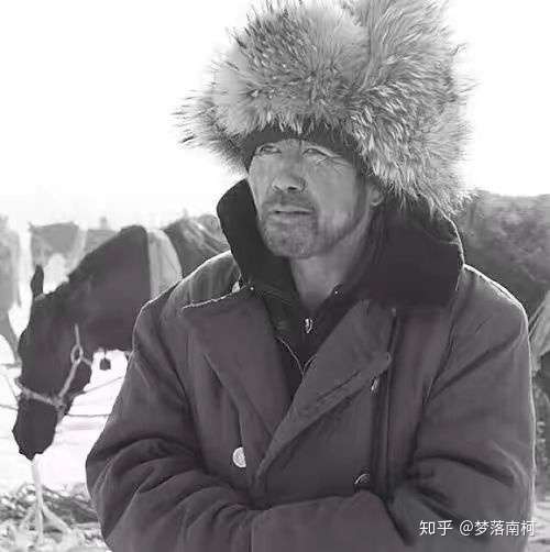 袖手旁观,手在袖子里面还是在袖子外面?