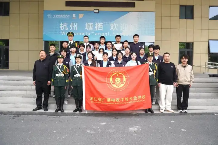 【红色校园】护旗薪火传使命 青春热血启征程 | 塘栖校区国旗护卫队交接仪式圆满落幕！(图18)