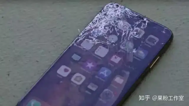 跌落测试：iPhone XR、XS 谁先碎？ - 知乎