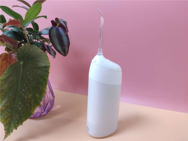 秒秒测便携式智能冲牙器——齿间洁净,一按即可