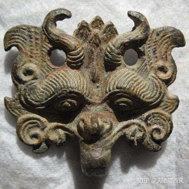 中国古代盔甲的兽头肩吞是真实存在的还是艺术创作
