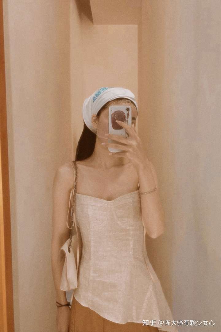 妈:你看你姑父今天说那话意思不太好吧,可能觉得你穿着暴露了 我:你