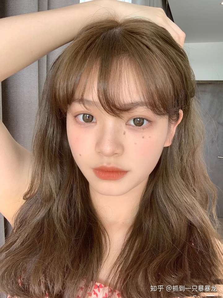 18岁女大学生适合染什么颜色的头发?能盖住白头发的那种发色哦!