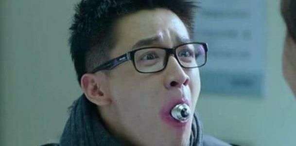 电视剧里绑架时用抹布堵嘴,为什么不能吐掉?