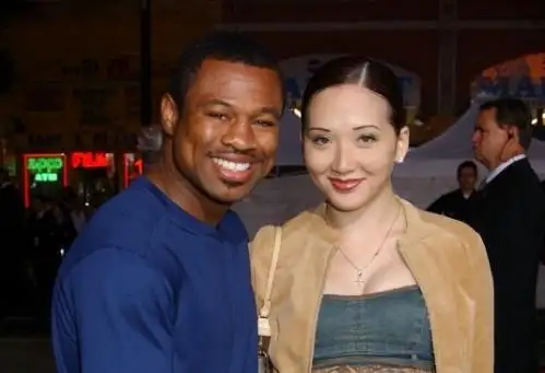 刚开始,莫斯利的韩国老婆(确切地说是女朋友)也确实是他的贤内助,而且