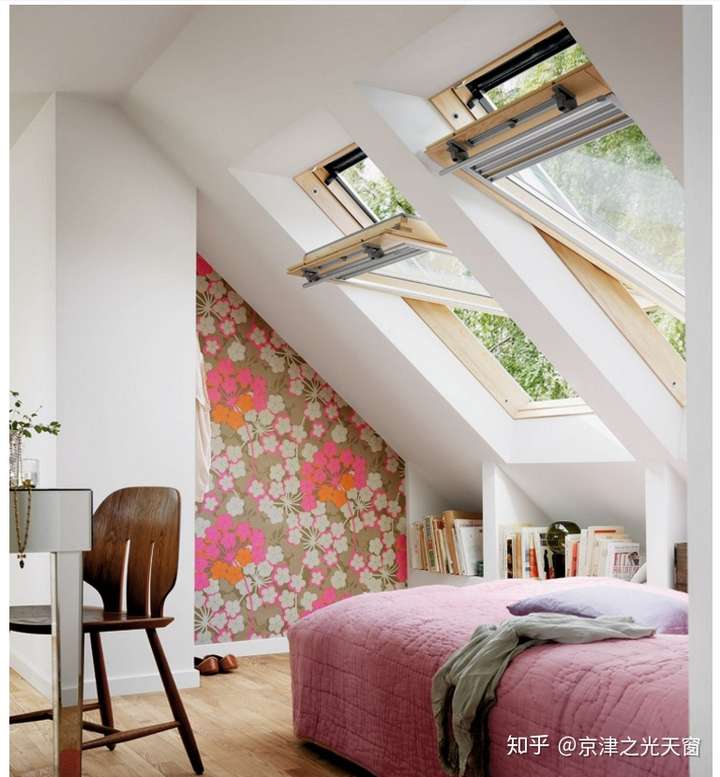 为什么复式阁楼斜屋顶闷顶层要安装一个可开启的通风采光天窗