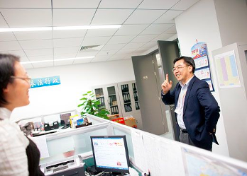时任外交部领事司司长黄屏得知撤侨顺利结束时开心地笑起来 时任外交部领事司司长黄屏得知撤侨顺利结束时开心地笑起来