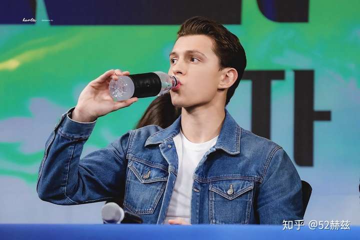 因为名字叫汤姆赫兰德,英语发音也贴近中文荷兰,就取了谐音啦,荷兰弟