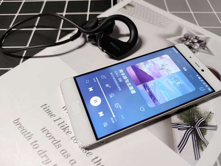 别再纠结骨传导还是气传导了,用这个耳机,护耳音质好!