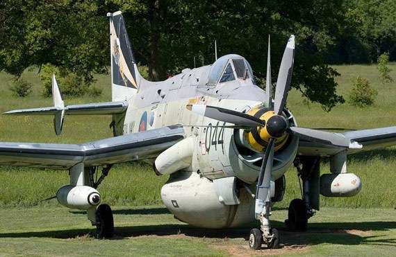 二战后英国的战斗机的外形设计一路跑偏了几十年