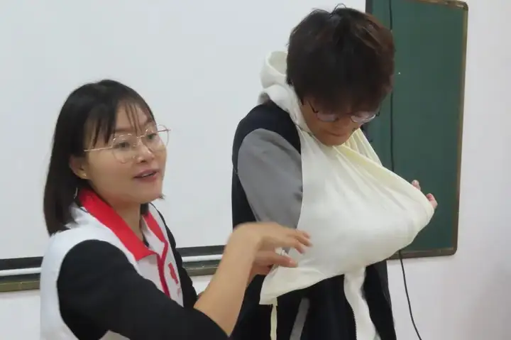 提升急救技能 构建生命防线 | 塘栖校区红十字应急救援培训(图3)